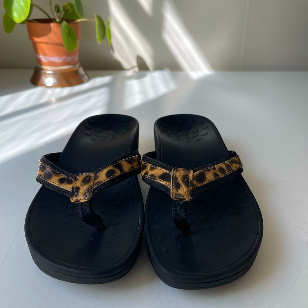 Vionic 8.5 WIDE leopard sandals